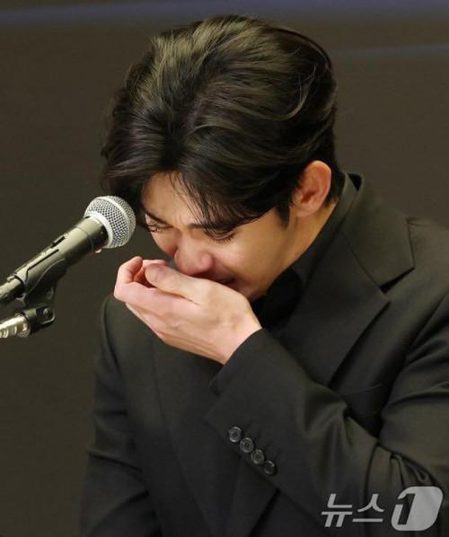 Kim Soo Hyun trong buổi họp báo