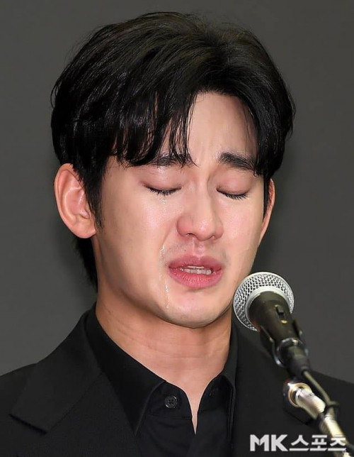 Kim Soo Hyun trong buổi họp báo