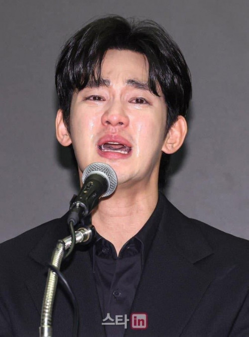 Kim Soo Hyun trong buổi họp báo