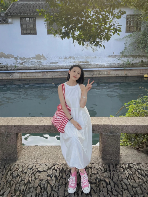 Đôi giày vải đơn giản nhưng lại là món đồ giúp bạn nâng tầm phong cách!