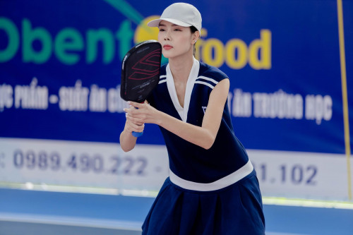 Kỳ Hân tập luyện pickleball