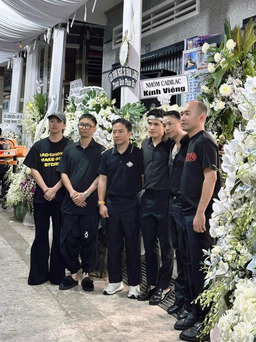 Tang lễ ca sĩ Quốc Thiên: Tiến Luật - Binz và dàn sao đến viếng, Duy Khánh nói 1 câu gây xúc động- Ảnh 1.