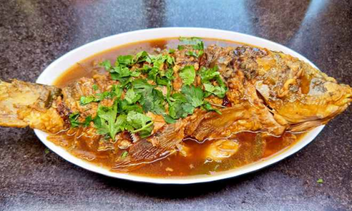 Thêm gia vị cho món cá.
