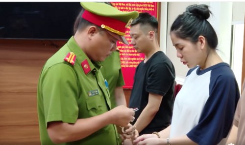 Khởi tố, bắt giam Quang Linh Vlogs, Hằng Du múc - Ảnh 1.