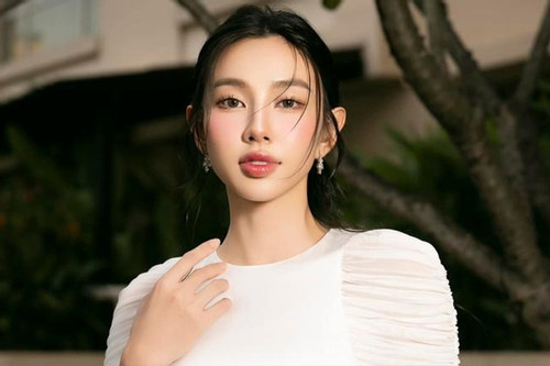 Hoa hậu Thủy Tiên bị tạm hoãn xuất cảnh