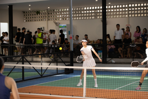 Hiện Hồ trên sân pickleball