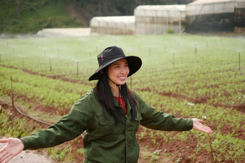 Hình ảnh Thúy Tiên trong vườn rau