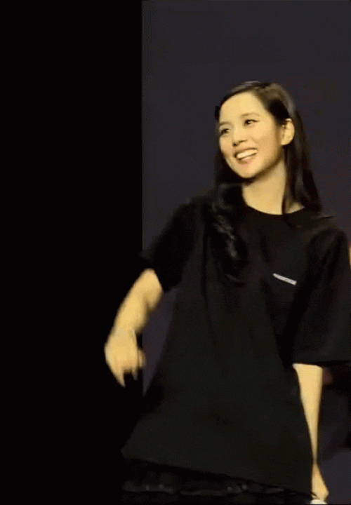 Jisoo thân thiện và cảm ơn fan vào cuối chương trình.
