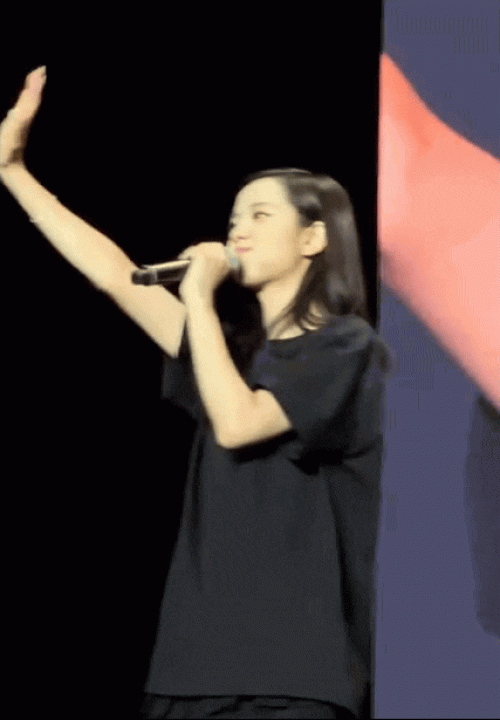 Jisoo thân thiện và cảm ơn fan vào cuối chương trình.