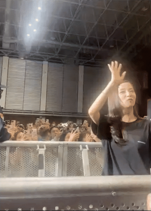 Vụ phiên dịch bị 'tấn công' sau fanmeeting Jisoo