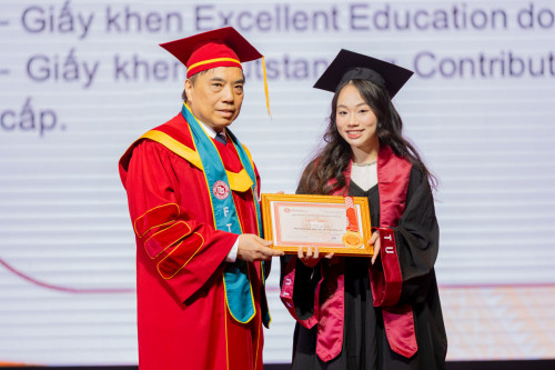 Các sinh viên vui mừng trong lễ tốt nghiệp