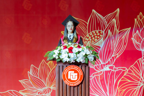 Trần Thiên Hương phát biểu tại lễ tốt nghiệp
