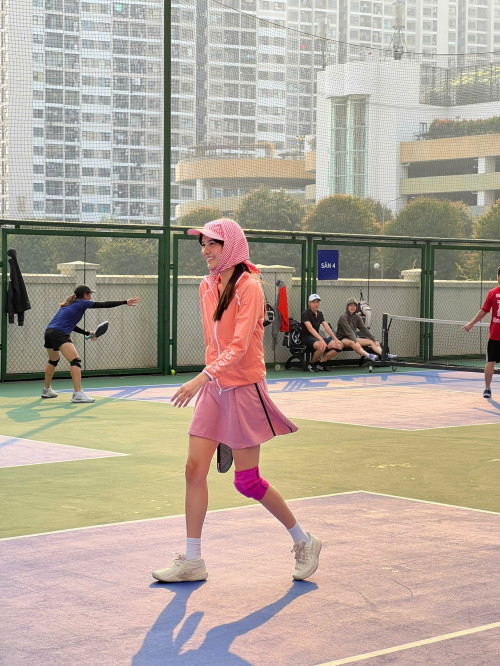 Kỳ Hân lộ diện sau chấn thương gãy xương trên sân pickleball, tình trạng nàng WAG gây chú ý - ảnh 3.