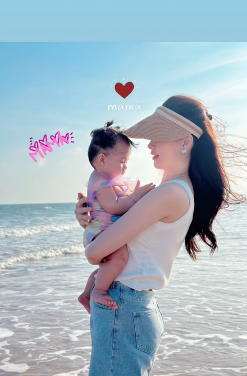Khoảnh khắc ngọt ngào bên con gái út