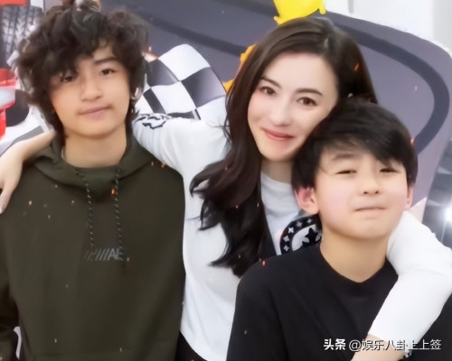 Trương Bá Chi yêu thương con cái.