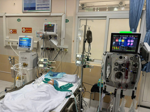 40 giờ lọc máu cứu sống bé gái 14 tháng tuổi mắc tay chân miệng