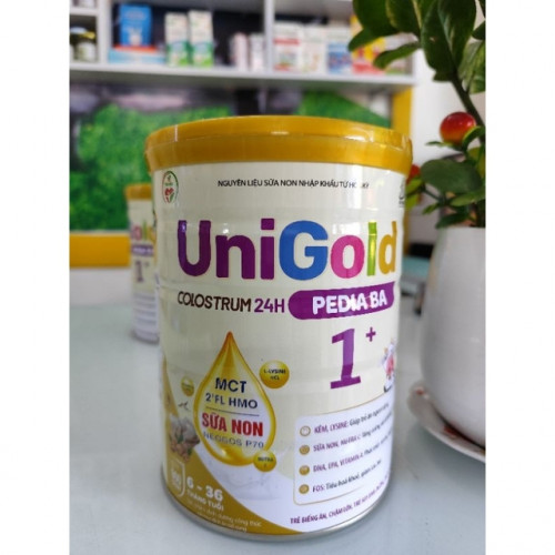 Mẹ Thái Bình cho con uống sữa UniGold.