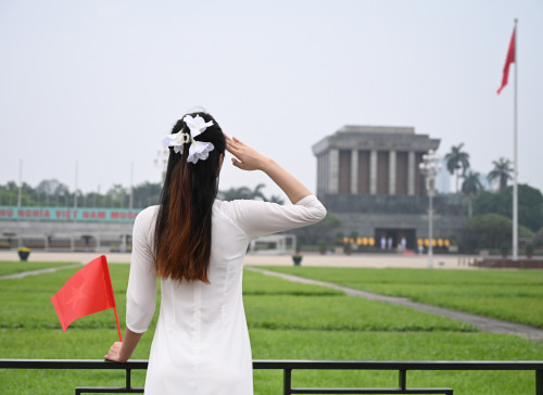 Mọi người chụp ảnh tại Quảng trường