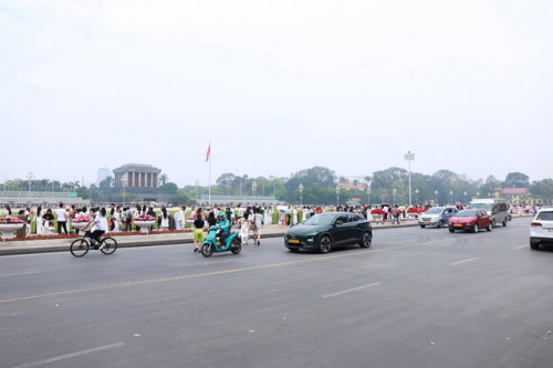 Hàng ngàn người đổ về Quảng trường Ba Đình 'check-in' trước thềm đại lễ 30/4: Áo dài, cổ điển rực rỡ cả góc trời Hà Nội