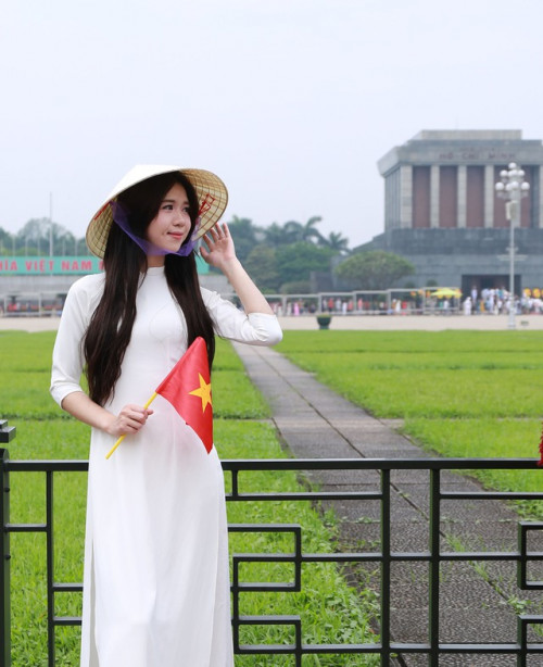 Người dân trong trang phục áo dài truyền thống