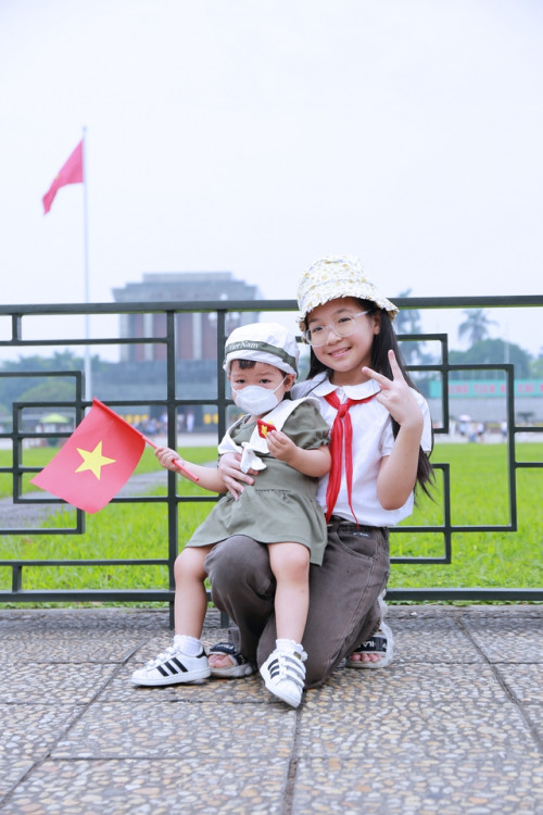 Các bạn trẻ chụp ảnh tại Quảng trường