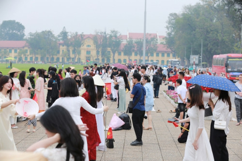 Quang cảnh Quảng trường Ba Đình với dòng người đông đúc