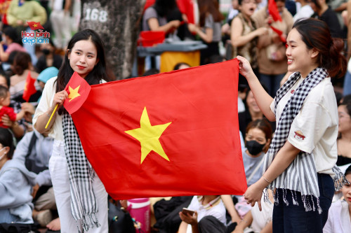 Người dân xếp hàng