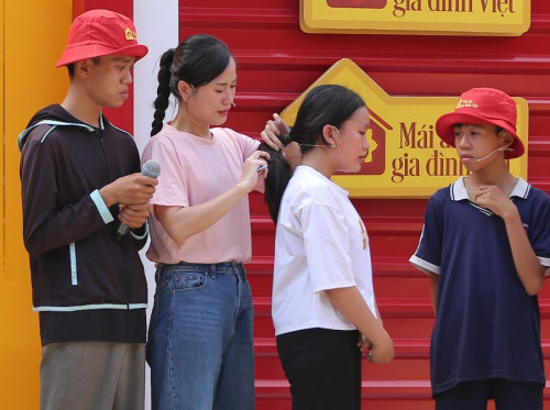Mặt nữ diễn viên bật khóc