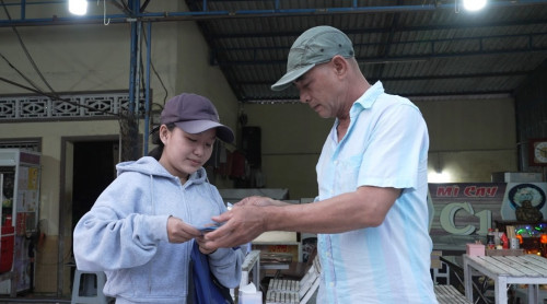 Mặt nữ diễn viên bật khóc