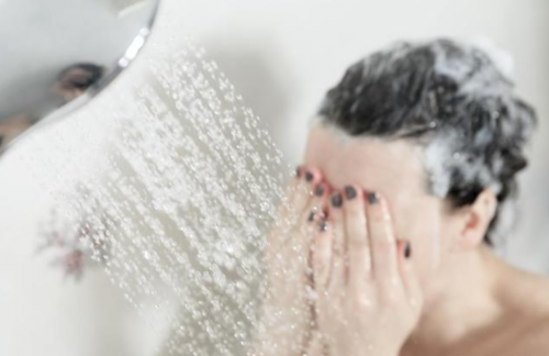 Mùa hè nóng tắm không nên vào 3 thời điểm này.
