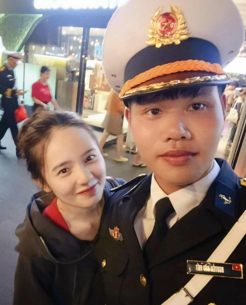 Hữu Việt chụp ảnh cùng bạn gái trong 'concert quốc gia'.