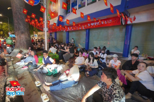 Người dân theo dõi tổng duyệt