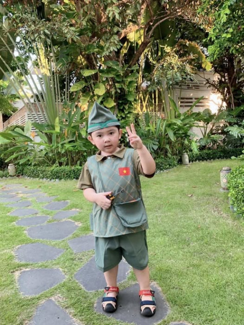 Chi Bảo cùng con trai tham gia lễ diễu binh.