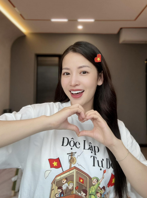 Dù khuôn mặt ít son phấn, nhưng nhan sắc mẹ bầu vẫn rất rạng rỡ