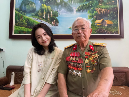 Thái Trinh tự hào chia sẻ về người bố chiến sĩ của mình.