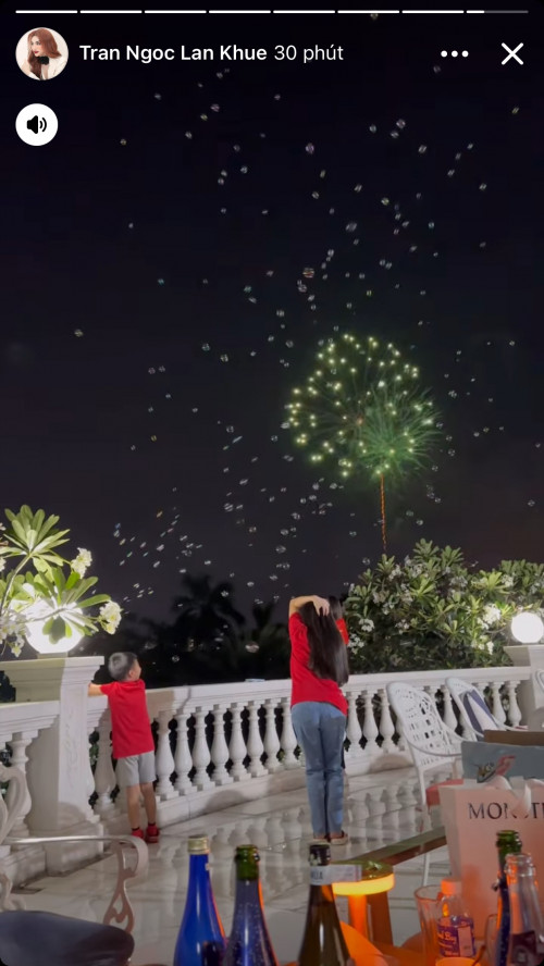 Dàn sao check-in tường bừng xem pháo hoa đẹp lễ 30/4: Tăng Thanh Hà có view xịn, Châu Bùi xuống đường hướng ứng không khí - Ảnh 2.