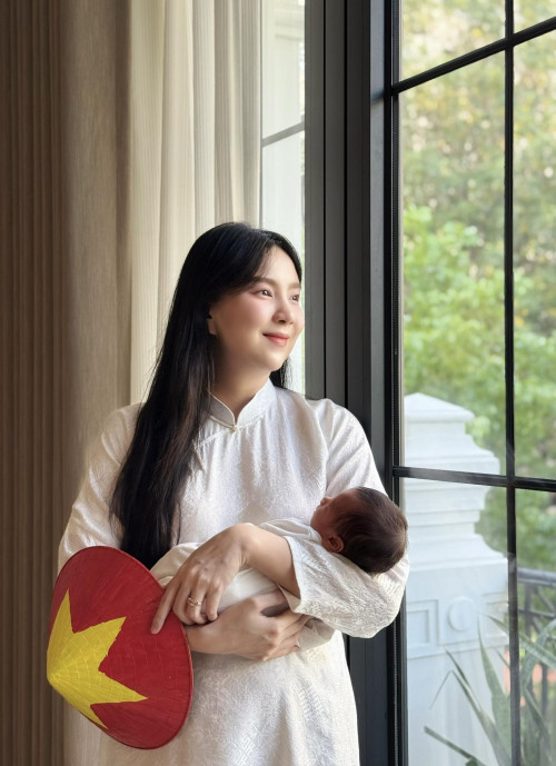 MC Mai Ngọc xuất hiện sau 10 ngày sinh con.