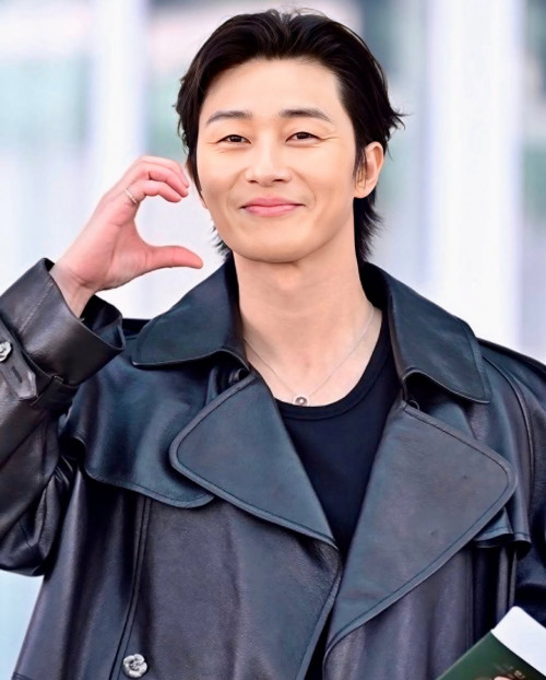 Tài tử Park Seo Joon cầu xin sống em nhỏ bị u não.