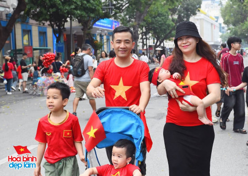 30/4 - Hà Nội, một ngày bình yên và đầy tự hào - Ảnh 2