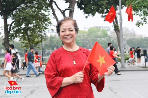 30/4 - Hà Nội, một ngày bình yên và đầy tự hào - Ảnh 4