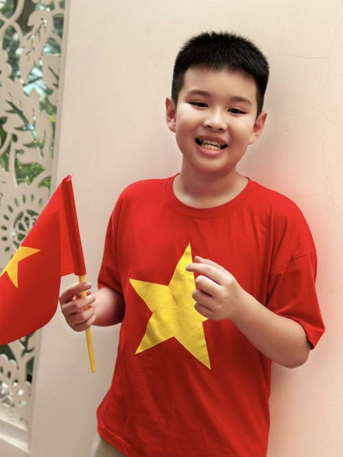 Ca sĩ Vy Oanh cùng các con.