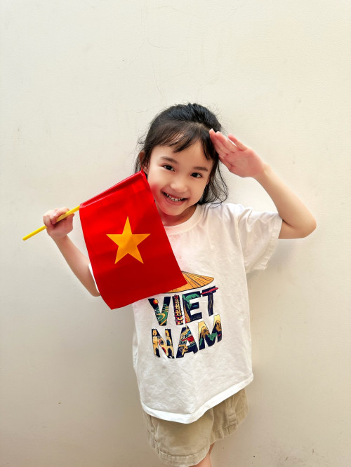Ca sĩ Vy Oanh chia sẻ hình ảnh con cái.