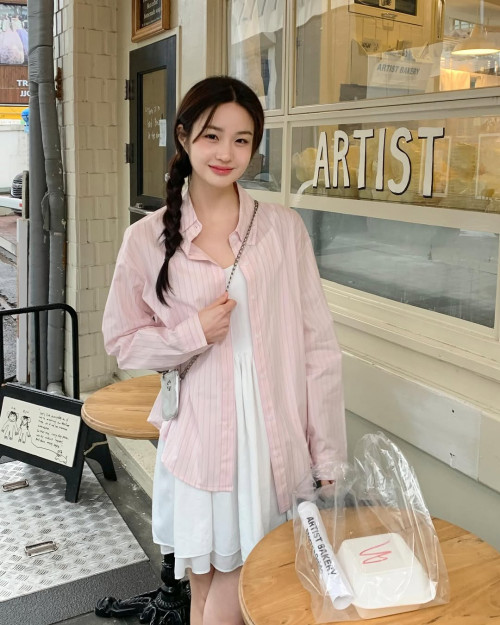 Sơ mi mix cùng đầm ngắn.