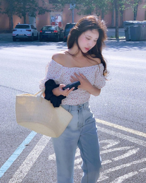 Phối đồ họa tiết ấn tượng