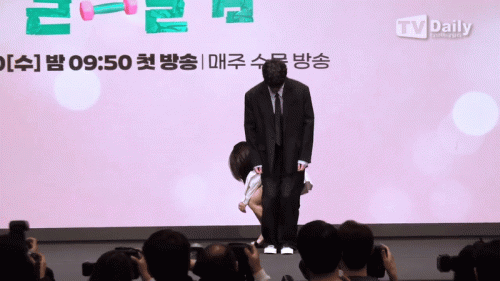 Lee Jun Young che chắn cho Jung Eun Ji