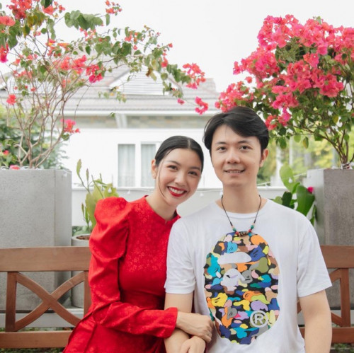 Thúy Vân bên gia đình.