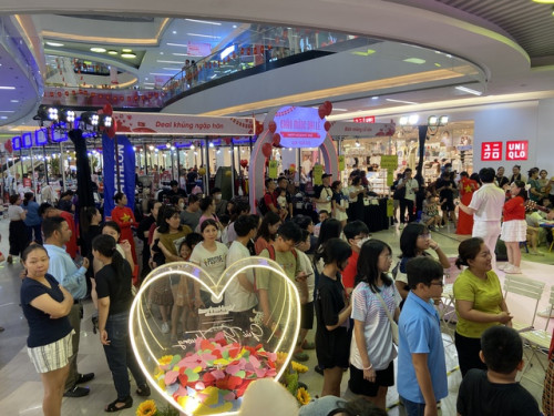 Dòng người xếp hàng tại trung tâm