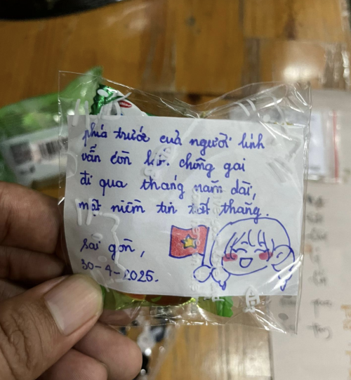 Chiến sĩ chia sẻ quà tặng từ người dân