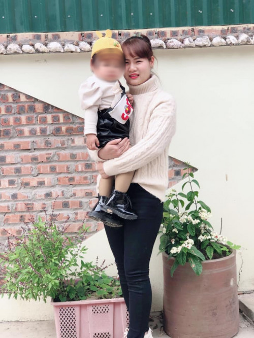 Chị Hương bên con gái nhỏ Nguyễn Ánh Dương