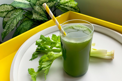 Nước ép cần tây chứa nhiều vitamin và khoáng chất